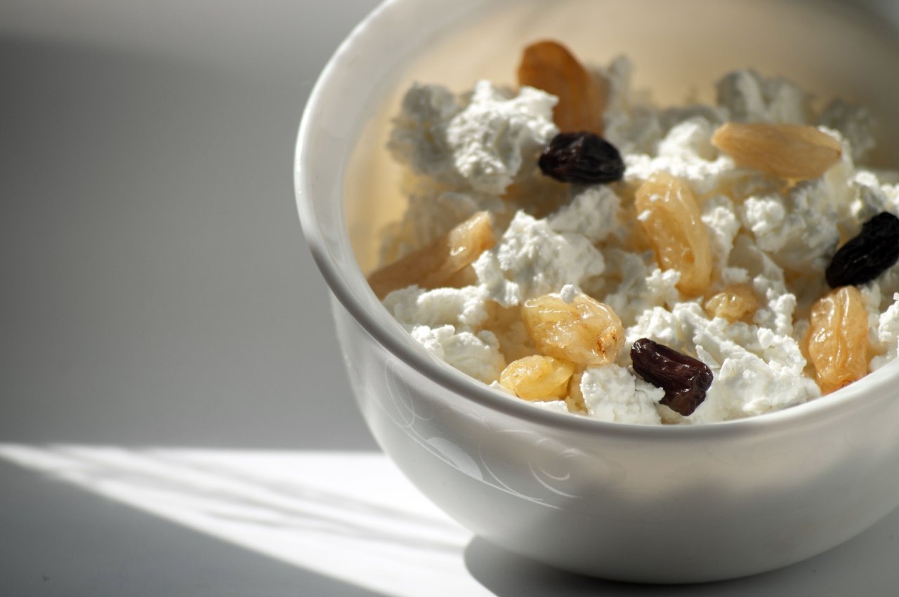 bowl of cottage cheese as an evening snack