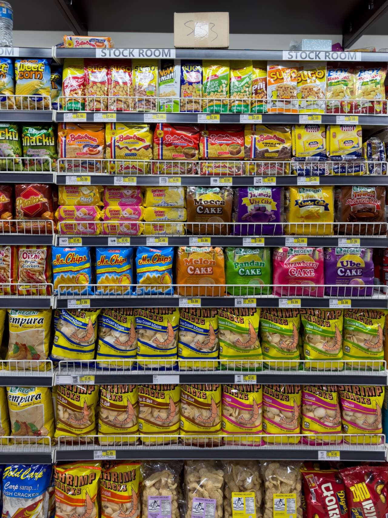 instant ramen packets on grocery store shelf